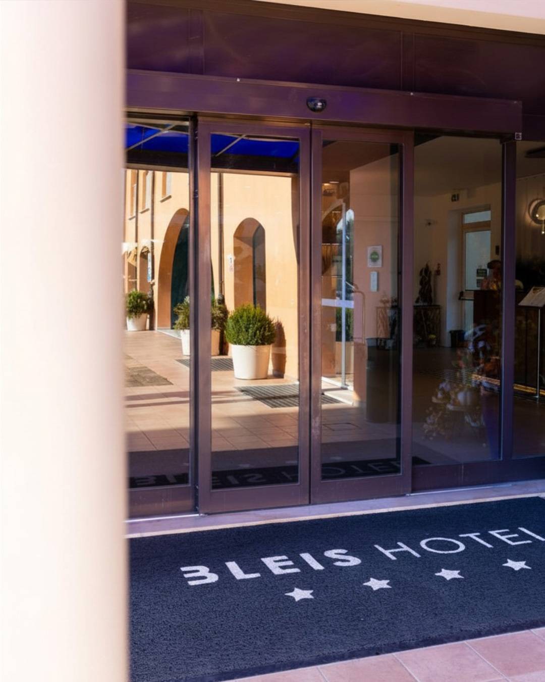 bleis-hotel-bologna-ingresso-1-2 bleis-hotel-bologna-ingresso-1-2